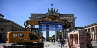 Die Deutsche Stiftung Denkmalschutz wies auch mit einer Aktion am Brandenburger Tor auf ihr «Schwarzbuch» hin.