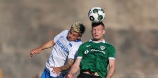 Kopfballduell zwischen dem Münsteraner Paul Jaeckel (rechts) und Herthas Dawid Kownacki.