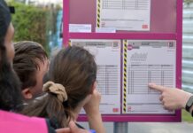 Fahrgäste informieren sich über die Abfahrtszeiten der Ersatzbusse.