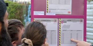 Fahrgäste informieren sich über die Abfahrtszeiten der Ersatzbusse.