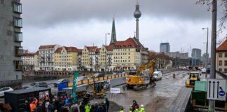 An der Mühlendammbrücke wird noch lange gebaut werden. (Archivbild)