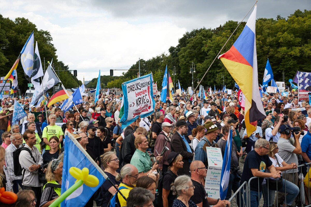 Hunderte Menschen aus der «Querdenken»-Bewegung sind zu einer Demo in Berlin gekommen.