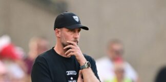Trainer Sebastian Hoeneß und der VfB treten am Samstag in Berlin an.