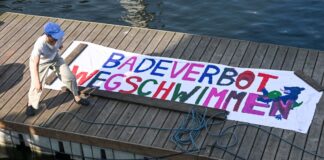 Schwimmen in der Spree ist in der Berliner Innenstadt seit 100 Jahren verboten. (Archivbild)