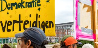 Demonstranten stellen sich in Spremberg gegen eine Versammlung der rechtsextremen Gruppierung Der Dritte Weg. (Archivbild)  