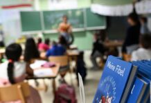 Mit Gewerkschaften und Verbänden will Bildungsminister Steffen Freiberg (SPD) über weitere Entlastungen für Lehrerinnen und Lehrer diskutieren (Archivbild).
