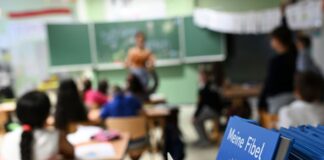 Mit Gewerkschaften und Verbänden will Bildungsminister Steffen Freiberg (SPD) über weitere Entlastungen für Lehrerinnen und Lehrer diskutieren (Archivbild).