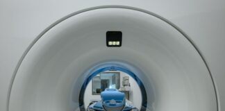 In Berlin sind nach jüngsten Daten knapp 21.500 Menschen 2022 neu an Krebs erkrankt, in Brandenburg fast 17.500. Mit Computertomographie kann Krebs diagnostiziert werden (Archivbild).