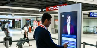 Fahrgäste können sich am Hauptstadtflughafen BER derzeit mit Hilfe von KI-Assistenz «Kiana» über die nächste Bahnverbindung informieren. (Archivbild)