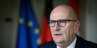 Brandenburgs Ministerpräsident Dietmar Woidke (SPD) setzt auf eine inhaltliche Auseinandersetzung mit der AfD (Archivbild).