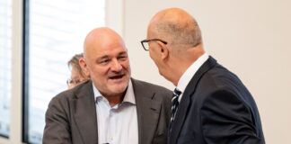 Brandenburgs Ministerpräsident Dietmar Woidke (SPD, rechts) und Finanzminister Robert Crumbach (BSW) sehen die gemeinsame Koalition von SPD und BSW trotz Konflikten fest im Sattel. (Archivbild)