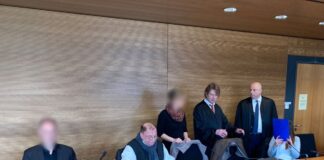 Die damals noch drei Angeklagten mit ihren Anwälten beim Prozess am Amtsgericht Waren. (Archivbild)