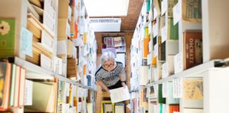 In der Bibliothek werden alle Bücher aus der DDR gesammelt.