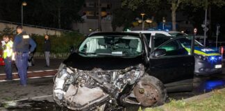 Ein beschädigtes Fahrzeug steht in Berlin-Neukölln an der Unfallstelle.