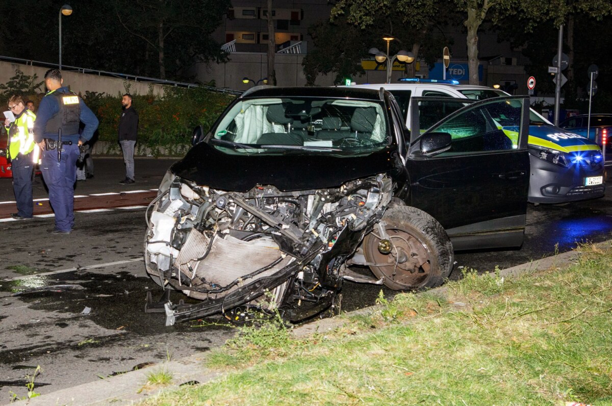Schwerer Unfall in Berlin-Neukölln Ein beschädigtes Fahrzeug steht in Berlin-Neukölln an der Unfallstelle.