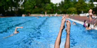 Ein Mann springt im Sommerbad Kreuzberg ins Becken. (Archivbild)