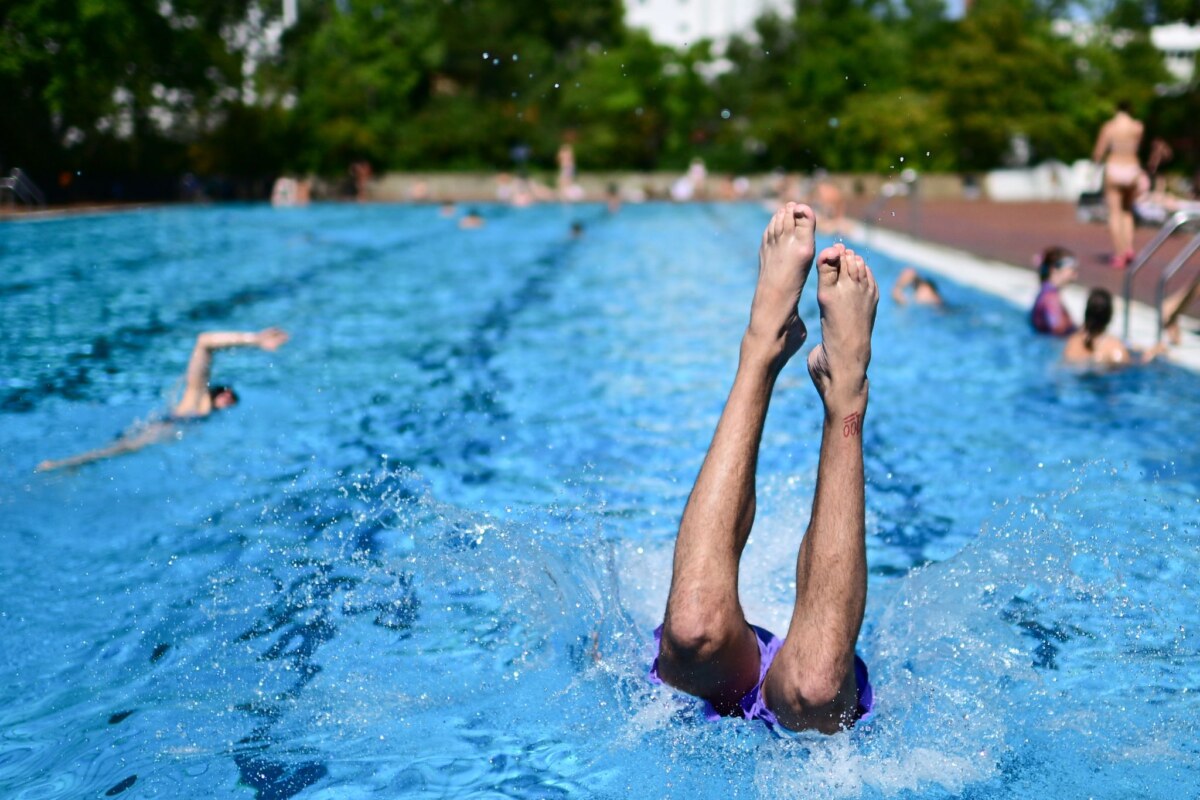 Sommer in Berlin - Prinzenbad Ein Mann springt im Sommerbad Kreuzberg ins Becken. (Archivbild)