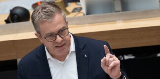 Finanzsenator Stefan Evers (CDU)  geht gerne in den Tierpark Friedrichsfelde, um den Kopf freizubekommen. (Archivbild)