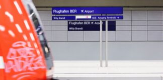 Fahrgäste können sich am Hauptstadtflughafen BER derzeit mithilfe von Künstlicher Intelligenz über die nächste Bahnverbindung informieren. (Archivbild)