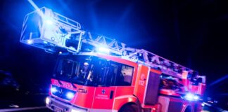 Feuerwehrkräfte löschen in Kreuzberg eine brennende Wohnung – drei Menschen, darunter ein Kind, werden verletzt. (Symbolbild)