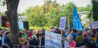 Gegen die Eröffnung des neuen Autobahnstücks protestierten Demonstranten. 