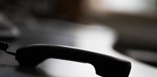 Wieder Trickbetrüger am Telefon: Sie geben sich als Polizisten aus und bringen oft ältere Menschen um ihr Erspartes. (Symbolbild)