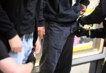 Polizisten kontrollieren Menschen im Rahmen eines Waffenverbots. (Archivbild) 