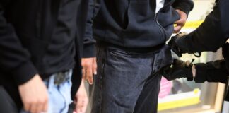 Polizisten kontrollieren Menschen im Rahmen eines Waffenverbots. (Archivbild) 