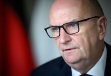 Brandenburgs Ministerpräsident Dietmar Woidke (SPD) sieht im Kampf gegen Rechtsextremismus dringenden Handlungsbedarf (Archivbild).