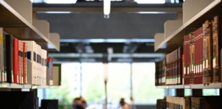 Bibliotheken sind in der Regel nur tagsüber geöffnet. (Archivbild)