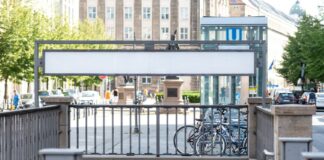 Nach der Straße wird auch die U-Bahn-Station umbenannt: In der Nacht auf Mittwoch werden die neuen Schilder mit dem Namen Anton-Wilhelm-Amo-Straße angebracht. (Archivbild)