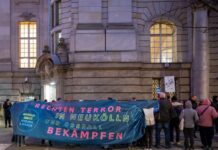 Demonstranten stehen während des Berufungsprozesses zu rechtsextremen Straftaten vor dem Berliner Landgericht. (Archivbild)