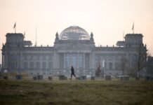 Ein Berliner hat sich vor Gericht erfolglos gegen eine Sperrung am Reichstagsgebäude gewehrt. (Archivbild) 