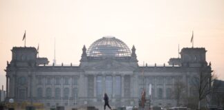 Ein Berliner hat sich vor Gericht erfolglos gegen eine Sperrung am Reichstagsgebäude gewehrt. (Archivbild) 