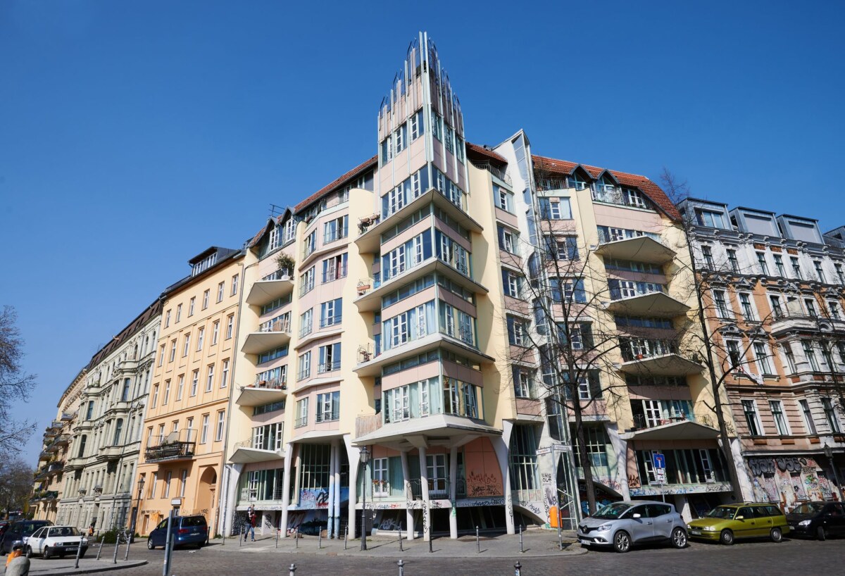 Architekt Hinrich Baller gestorben Hinrich Ballers Architektur ist eigenwillig und fällt auf - ein Beispiel ist das Torhaus am Fraenkelufer. (Archivfoto)