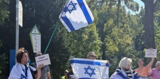 Mehrere Dutzend Demonstranten protestierten in Berlin-Kreuzberg gegen eine umstrittene propalästinensische Solidaritätsveranstaltung der Neuköllner Linke.
