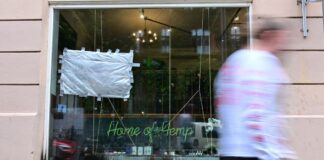 Brandspuren sind nach einem mutmaßlichen Brandanschlag auf den Berliner Cannabis-Shop zu sehen. 