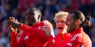 Ilyas Ansah wird von den Kollegen nach seinem Doppelpack gefeiert. 