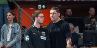 Die Verträge von Trainer Jaron Siewert (l.) und Vorstand Sport Stefan Kretzschmar laufen nach der Saison aus (Archivbild)