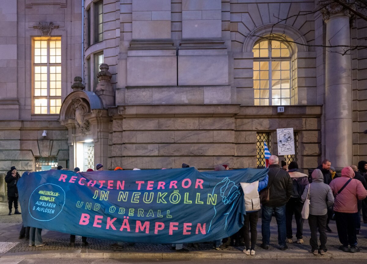 Urteil rechtskräftig nach rechtsextremen Straftaten Demonstranten stehen während des Berufungsprozesses zu rechtsextremen Straftaten vor dem Berliner Landgericht. (Archivbild)