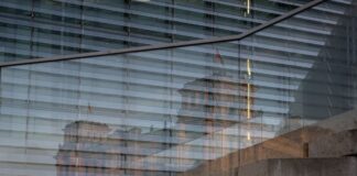 Das Reichstagsgebäude spiegelt sich in einer Scheibe des Marie-Elisabeth-Lüders-Haus, wo traditionell das ARD-Sommerinterview erfolgt. (Archivbild) 