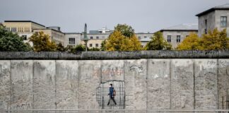 Die Berliner Mauer ist längst weg. Aber gibt es sie noch in den Köpfen? Auch darüber reden der Historiker Kowalczuk und der Linken-Politiker Ramelow. (Archivbild)