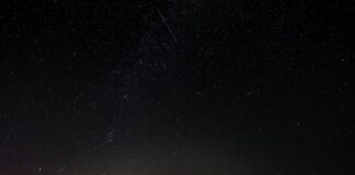 Sternschnuppenströme gibt es immer dann, wenn die Erde auf ihrer Bahn um die Sonne durch eine kosmische Staubwolke fliegt (Archivbild).