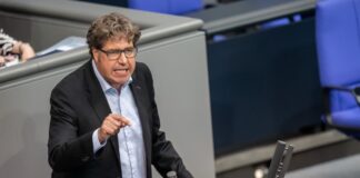 Michael Kellner fordert eine E-Auto-Förderung insbesondere im ländlichen Raum. (Archivbild)