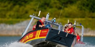 Die DLRG sicherte das teils gesunkene Sportboot. (Symbolbild)