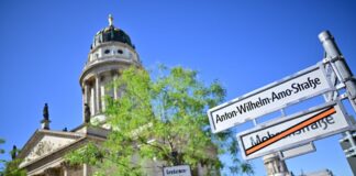 Die Mohrenstraße führt auch am Berliner Gendarmenmarkt entlang.  