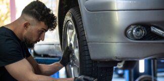 Vor allem rund um die Reparatur von Autos wurden in Berlin und Brandenburg im ersten Halbjahr viele Gewerbe an- und abgemeldet. (Symbolbild)