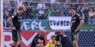 Torwart Frederik Rönnow wurde schwindelig und musste ausgewechselt werden.