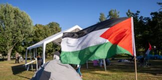 ro-Palästinensische Aktivisten bauen ein Protestcamp nahe dem Kanzleramt wieder auf. 