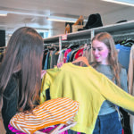 Berliner Sparfüchse: Gut & Günstig shoppen Beliebig Kleidung Probe-tragen kann man dank der Kleiderei. Bild: IMAGO/Cavan Images